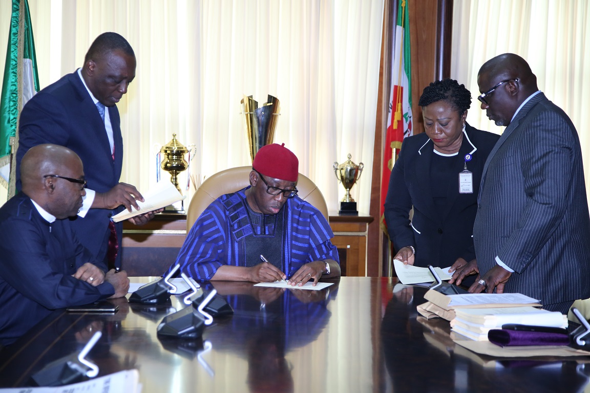 Okowa signs 2019 budget, states gains of early passage