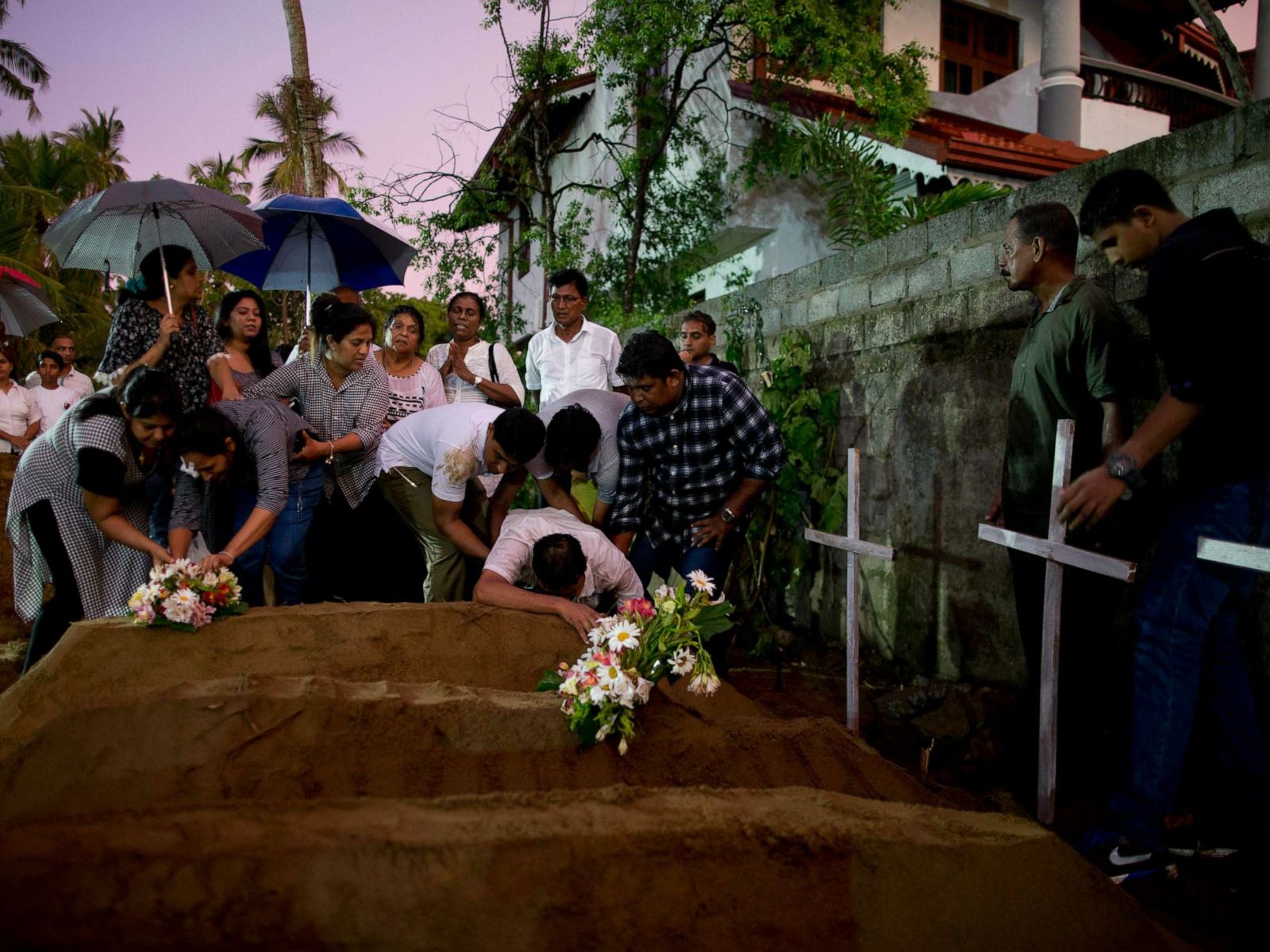 Sri Lanka attacks: Mass funeral on day of mourning