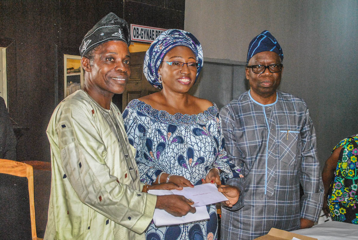 PHOTO NEWS: Erelu Bisi Fayemi offsets bills of indigent patients