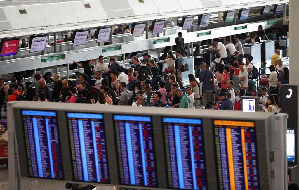 Hong Kong protests disrupt airport for second day