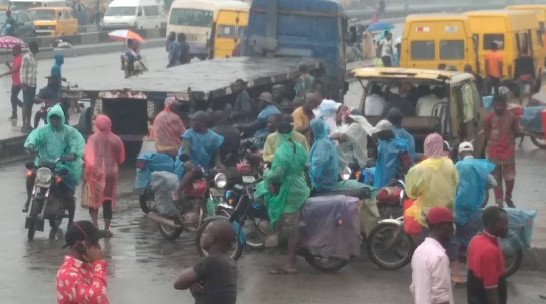 Rain: Lagosians abandon umbrellas for mini-nylon raincoats, state reasons