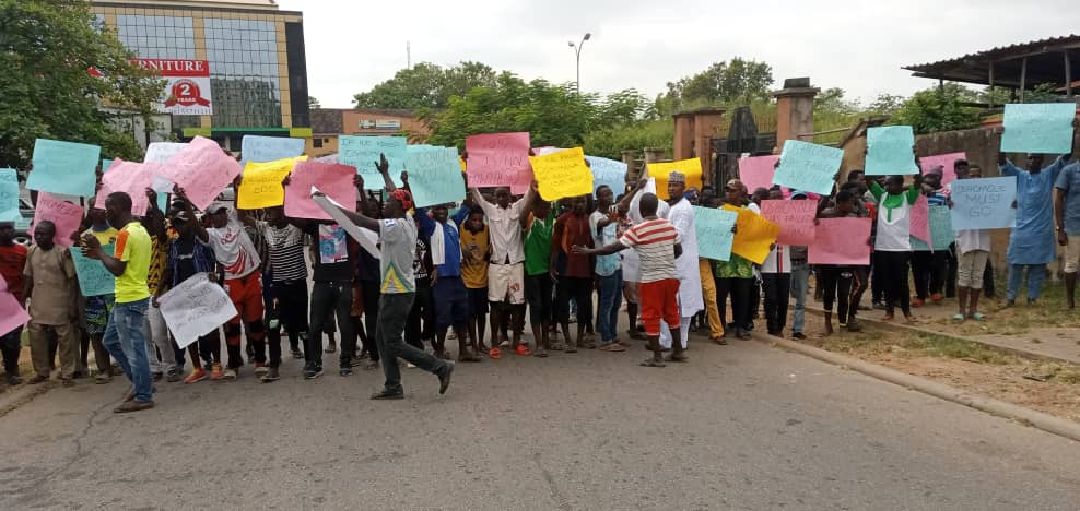 APC: Security tightened as protesters call for Oshiomhole's removal
