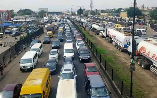 Gridlock: Again, FG suspends work on Lagos-Ibadan Expressway