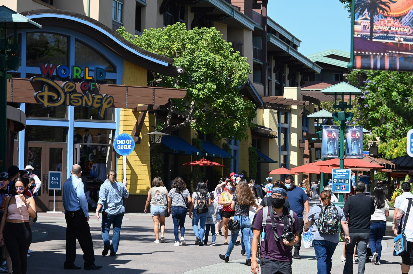 California shuts down businesses, schools as coronavirus outbreak grows