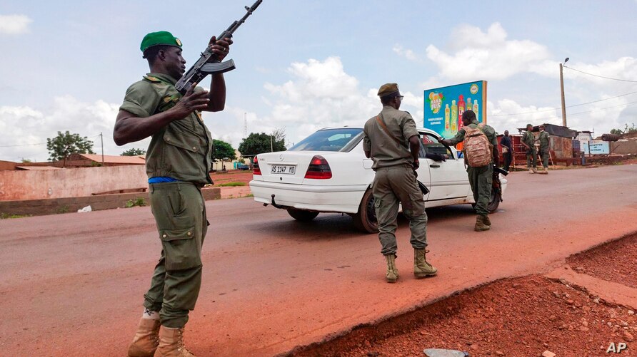 Mali: Mutinying soldiers round up officials, protesters pour onto streets