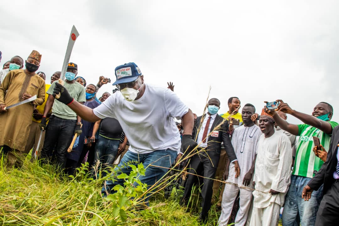 Kwara: Governor AbdulRazaq leads to cut school grass ahead of resumption