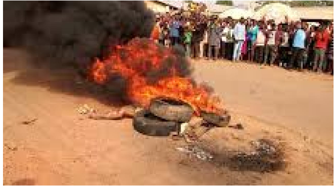 Mob sets two ablaze in Ibadan over alleged robbery