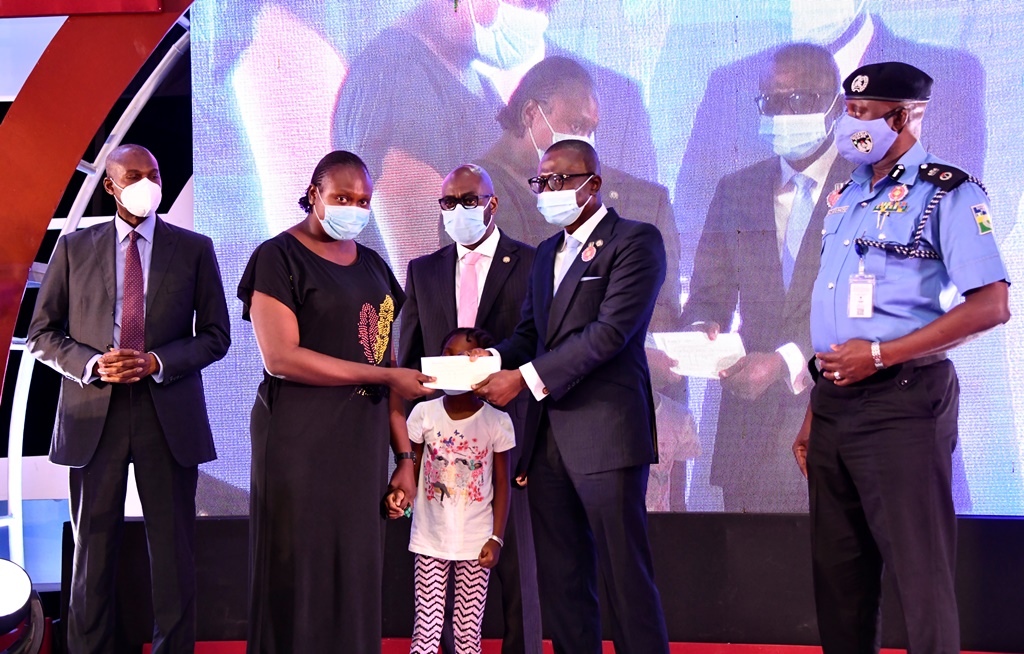 EndSARS: Sanwo-Olu gifts N60 million to families of slain police officers