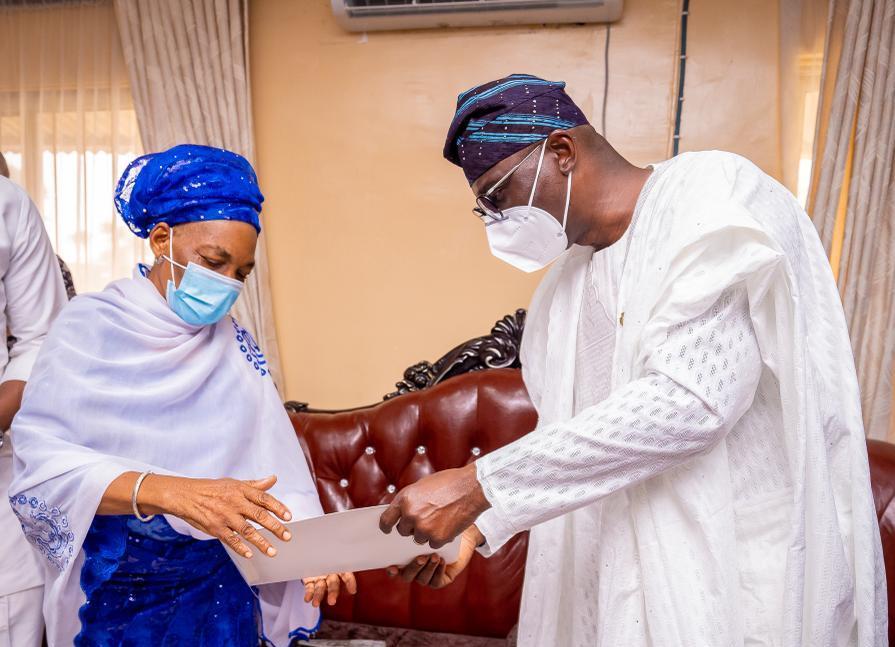 Sanwo-Olu receives messages Jakande left for him, pays condolence visit