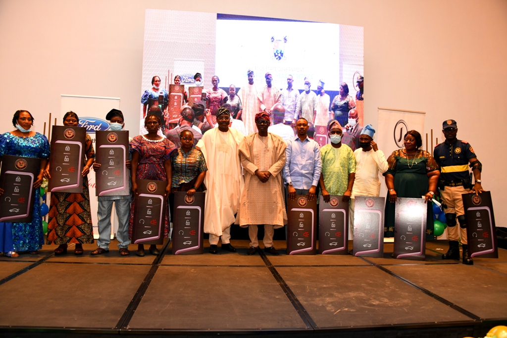 Sanwo-Olu presents 10 cars to Lagos outstanding civil servants