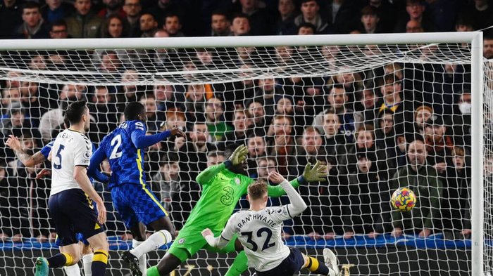 Chelsea throw away lead against Everton to lose ground on Premier League leaders