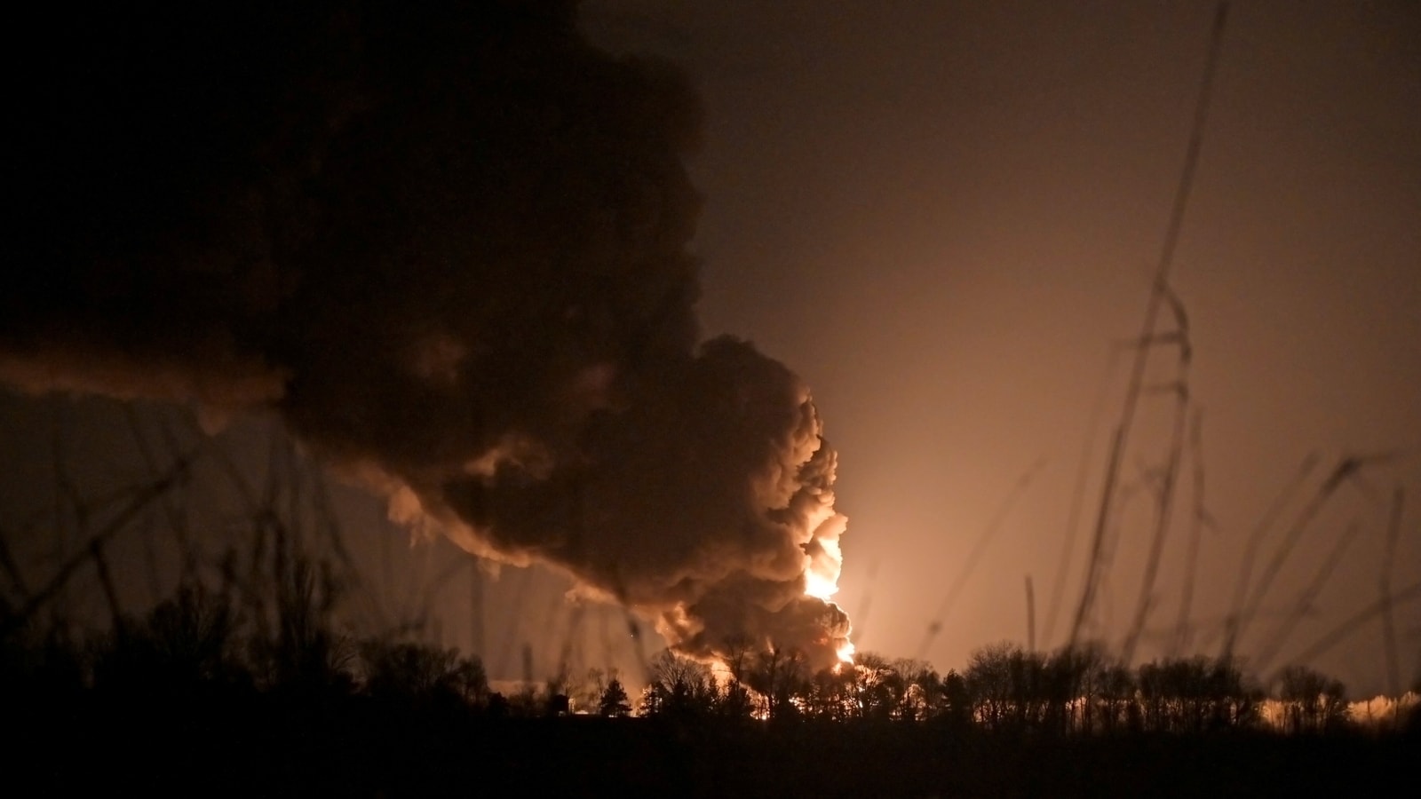 Ukrainian oil, gas facilities burn as West prepares new sanctions