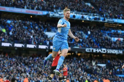 De Bruyne, Mahrez hit doubles as Manchester City beat derby rivals United