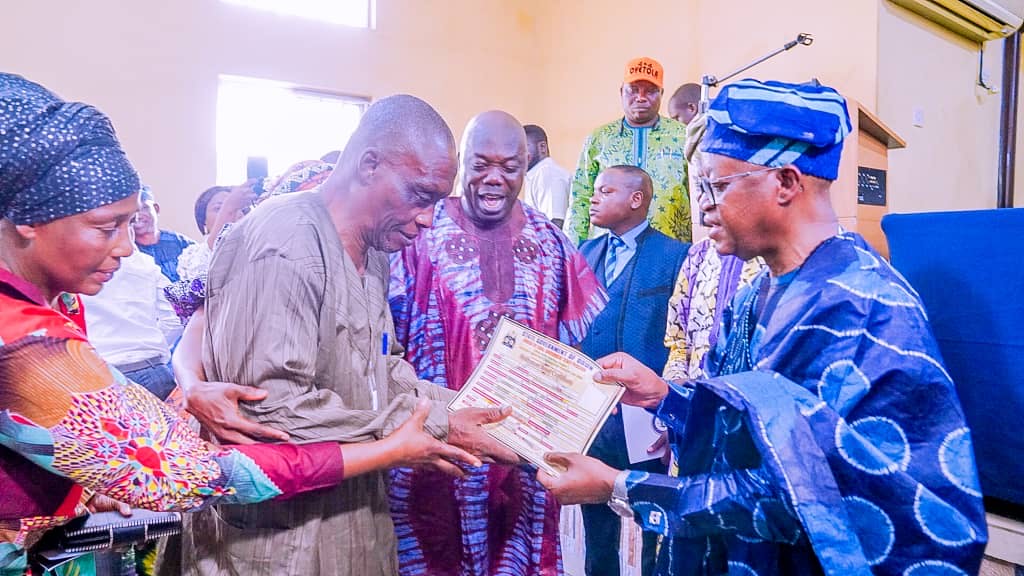 Oyetola presents N1.156b bond certificates to Osun retirees