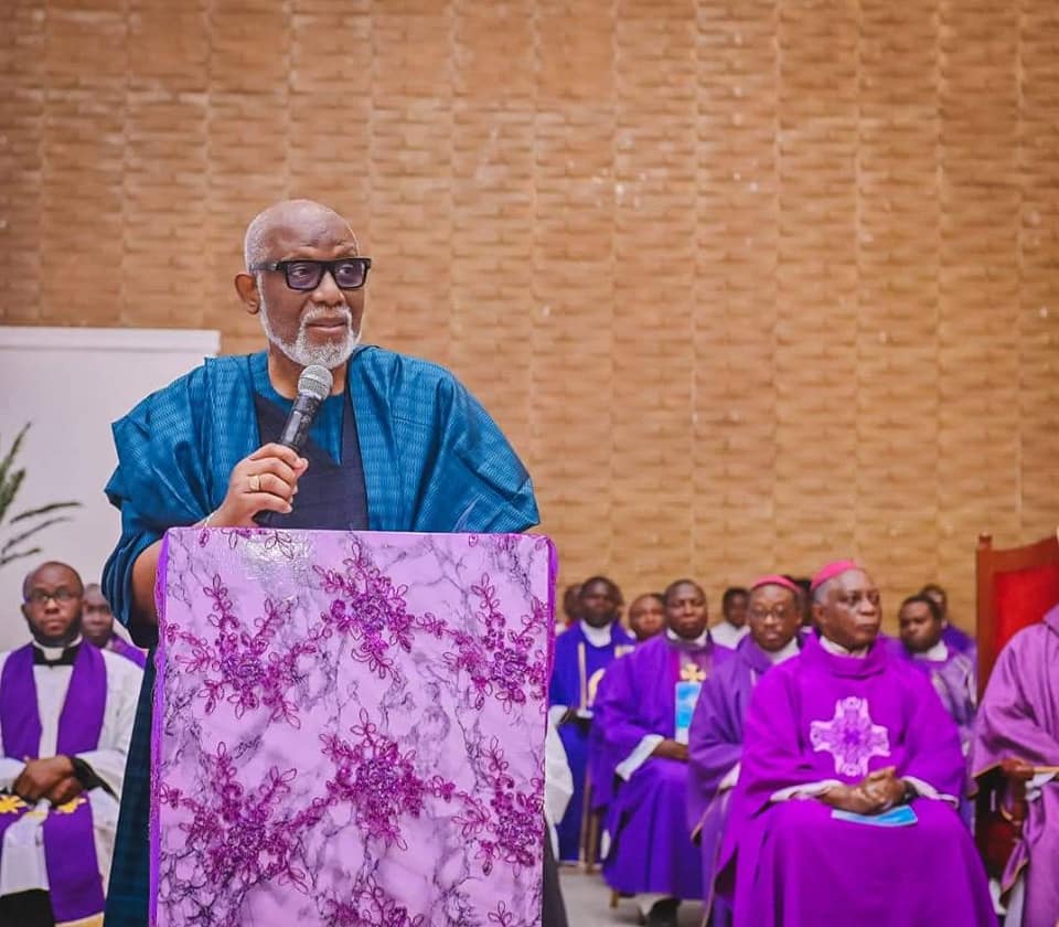 Owo attack: Akeredolu weeps at funeral, says 'we failed to defend victims'