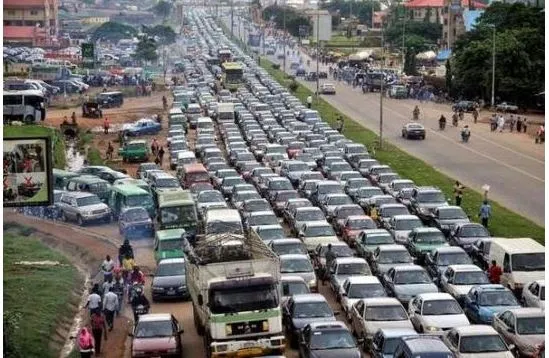 Gridlock: FG suspends work on Lagos-Ibadan Expressway