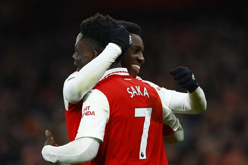 Nketiah strikes late as leaders Arsenal edge Manchester United