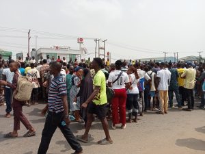 Cash crunch: Protesters shut Lagos-Abeokuta Expressway