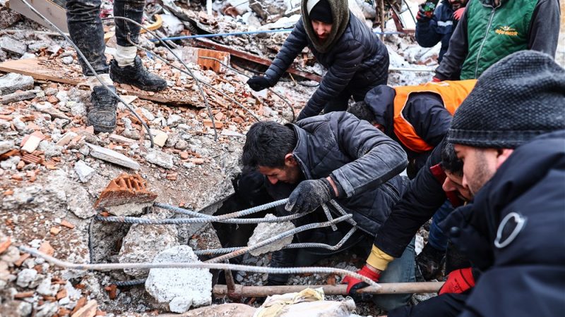 Rescuers dig rubble as Turkey-Syria quake death toll passes 7,800