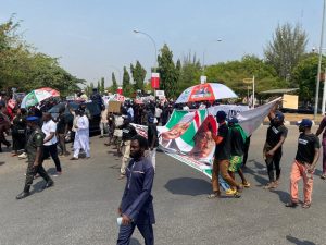 Election result: Atiku leads protest to INEC headquarters (+Photos)