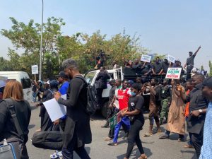 Election result: Atiku leads protest to INEC headquarters (+Photos)