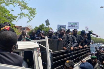 Election result: Atiku leads protest to INEC headquarters (+Photos)