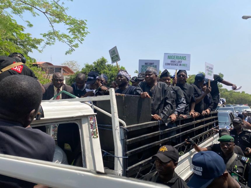Election result: Atiku leads protest to INEC headquarters (+Photos)