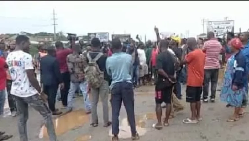 Commercial bus drivers protest activities of 'agbero' in Lagos