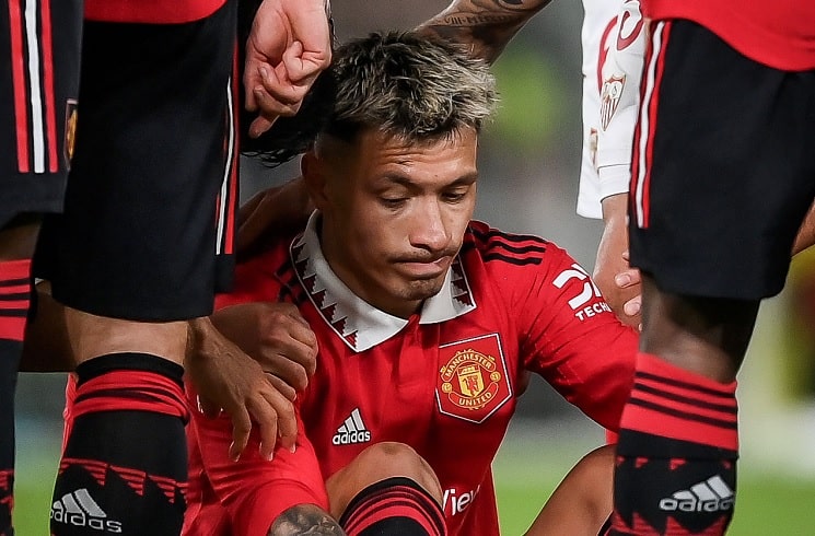 Man Utd defender Martinez undergoes surgery