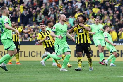 Dortmund crush Wolfsburg 6-0 to stay a point behind Bayern