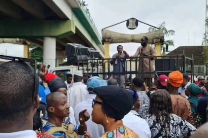 Protesting Oyo workers block secretariat gate, govt reacts