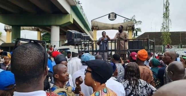 Protesting Oyo workers block secretariat gate, govt reacts
