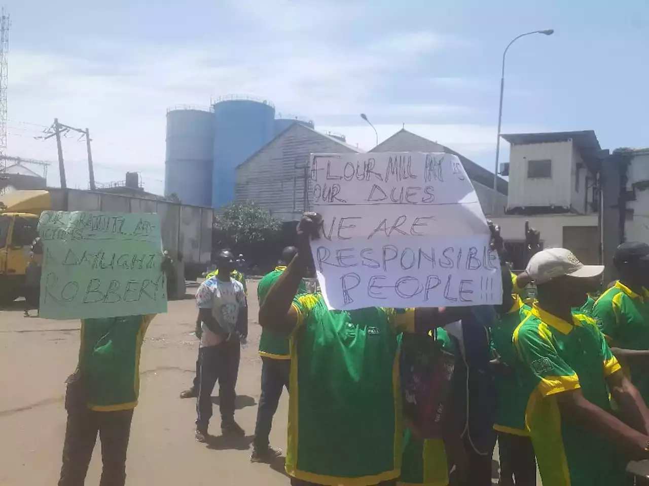 'Gratuity deduction': Protesting ex-Honeywell workers storm Flour Mills of Nigeria