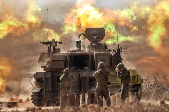 Israeli continues Gaza Strip bombardment, mass troops on border
