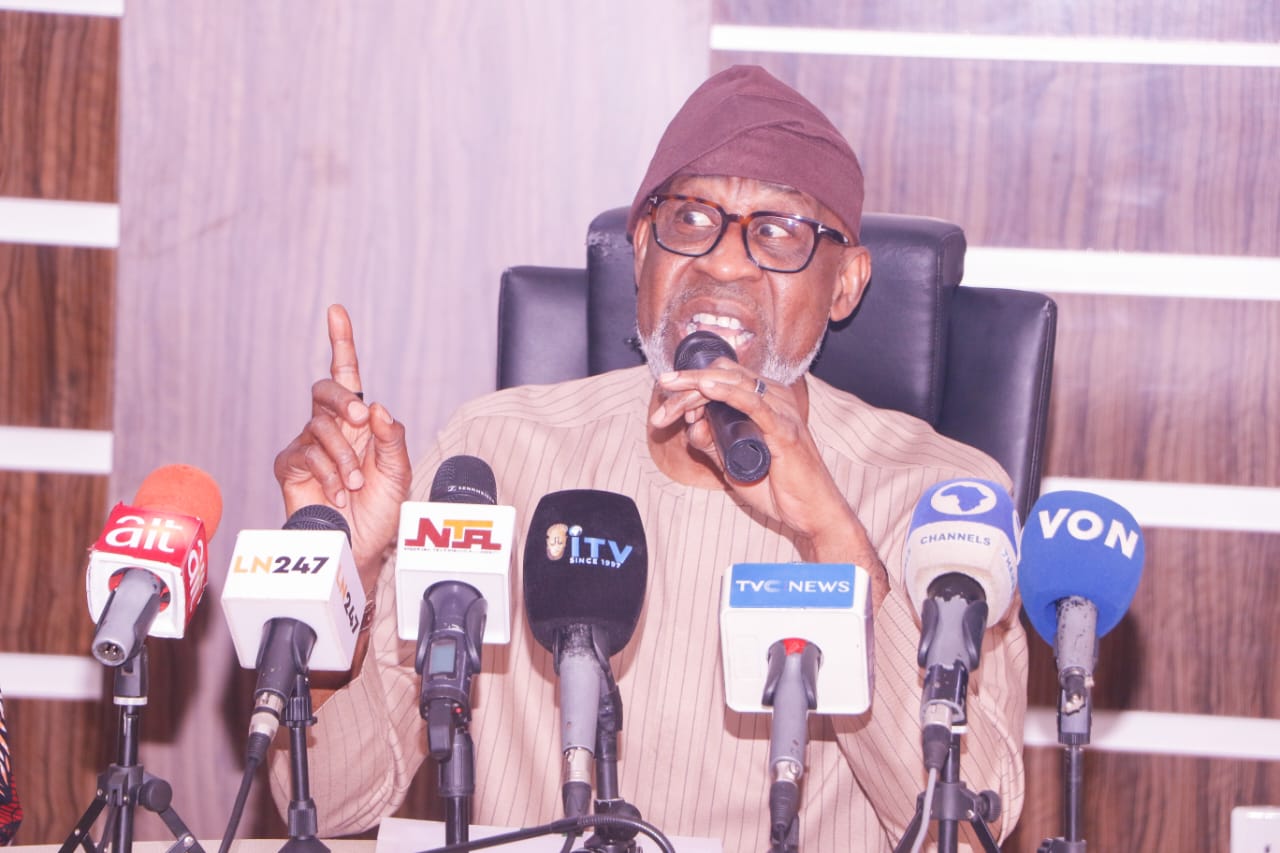 FG revokes 1,633 mining licences, reads riot act to illegal miners