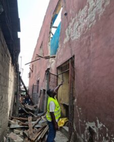 Lagos: Building collapses in Oyingbo, kills 80-year-old woman