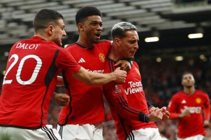 Man-U defeat Liverpool 4-3 to keep trophy dreams alive