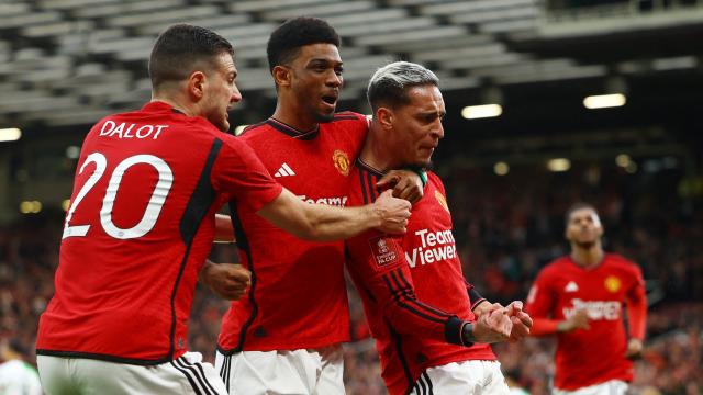Man-U defeat Liverpool 4-3 to keep trophy dreams alive