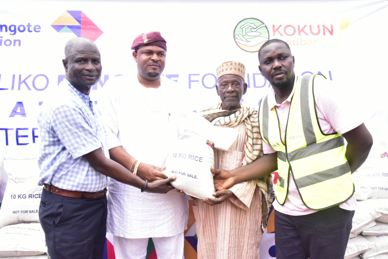 Palliative: Dangote Foundation distributes rice to host communities