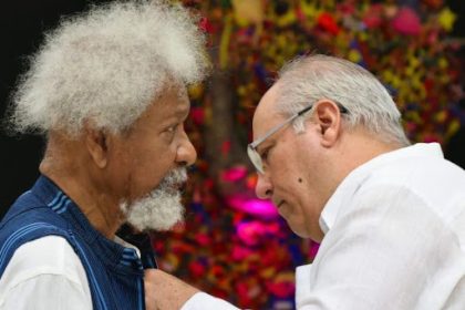 Cuban president awards Wole Soyinka national medal of honour