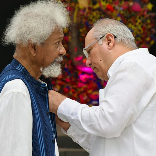 Cuban president awards Wole Soyinka national medal of honour