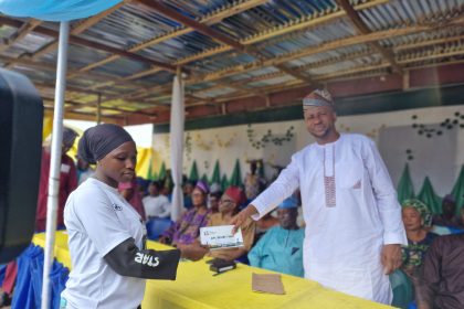 NIWA MD, Oyebamiji welcomes over 500 PDP members to APC in Ikire