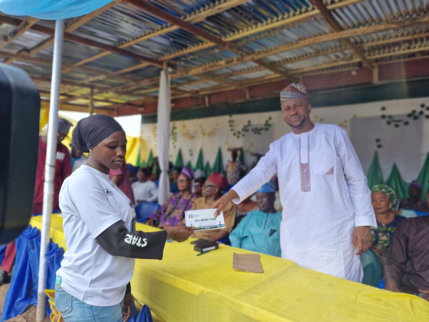 NIWA MD, Oyebamiji welcomes over 500 PDP members to APC in Ikire