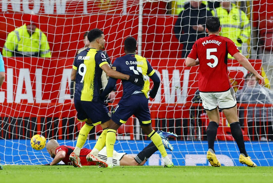 Manchester United slump to heavy Bournemouth loss
