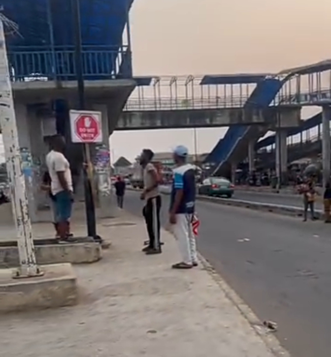 BRT: Youths erect road sign to avoid alleged police extortion