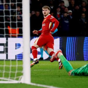 Liverpool’s Elliott grabs last-gasp winner against dominant PSG
