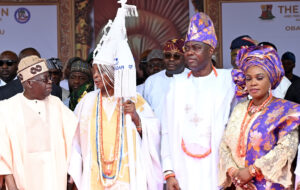 Olubadan: Oba Rashidi Ladoja crowned, gets staff of office 