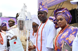 Olubadan: Oba Rashidi Ladoja crowned, gets staff of office 