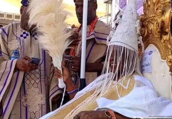 Olubadan: Oba Rashidi Ladoja crowned, gets staff of office