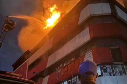 Fire engulfs 22-storey building on Lagos Island